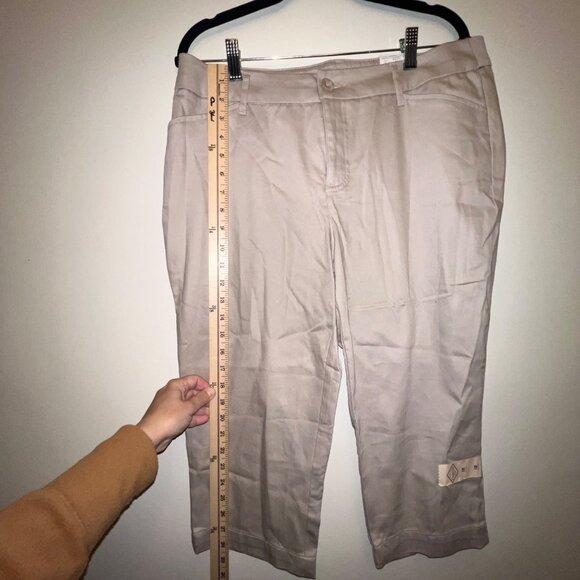 St. Johns Bay Womens Mid-Rise Capri Pants Beige Size 12‎ - Picture 3 of 10
